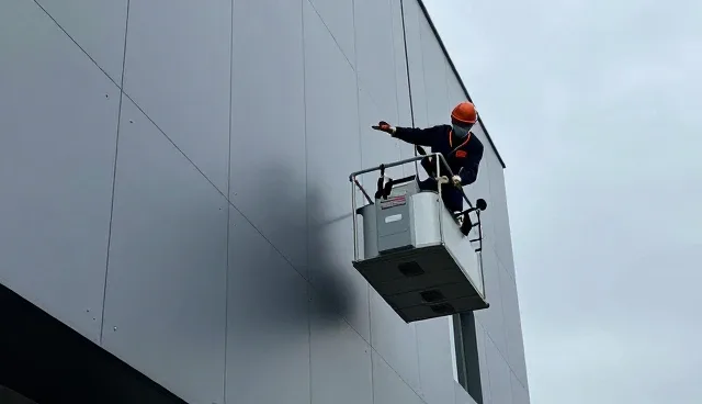 建筑外墙清洗：高压水洗与人工擦拭的适用条件对比